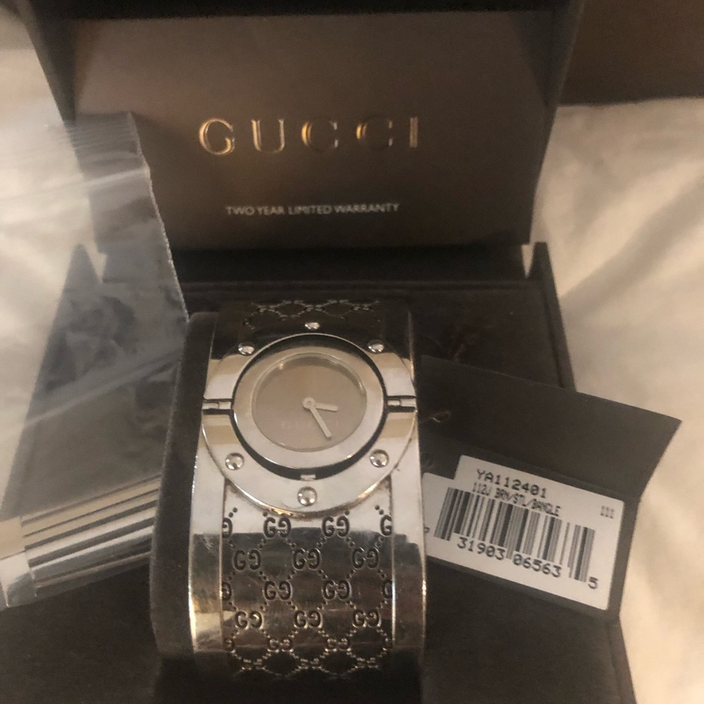 Women sliver Gucci bangle watch